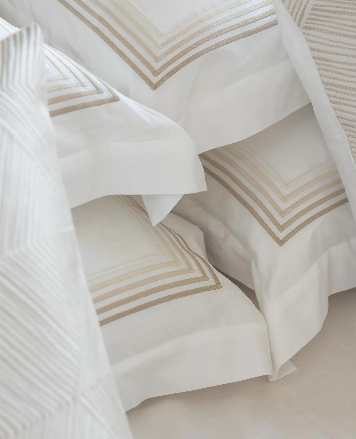 Italian 5-Line Embroidery Dune/Milk